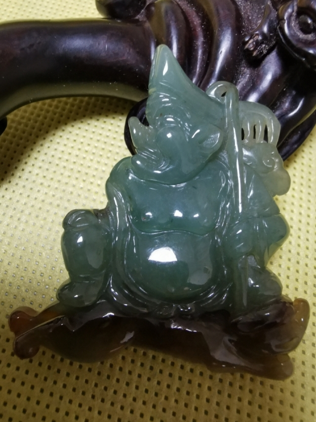 猪八戒纯天然缅甸翡翠A货油青种 自然之趣与玉文化交融的典范